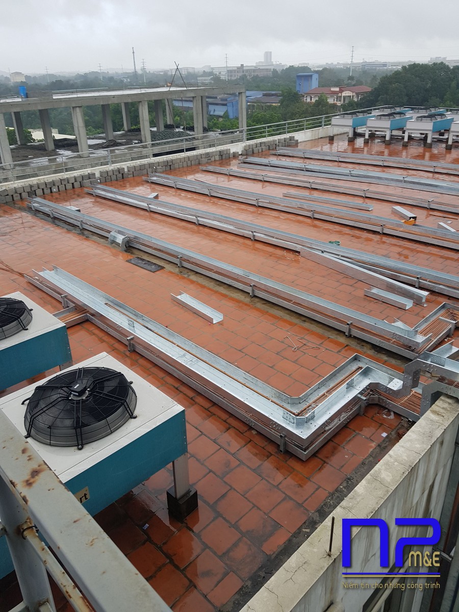Công trình máng cáp mạ kẽm nhúng nóng đang được lắp đặt tại Hòa Lạc1