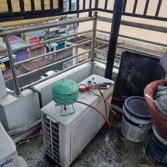 Bơm gas điều hòa ở trên phố Hoàng Quốc Việt
