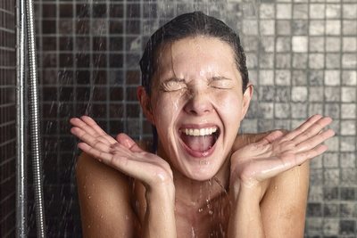 Tắm nước lạnh làm ảnh hưởng tới sức khỏe người sử dụng