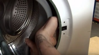 Máy giặt bẩn không vệ sinh hay hỏng và move khóa cửa