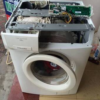 Máy giặt bị chuột cắn đứt hết dây điện khi tháo ra