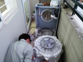 Lắp đặt máy giặt không hợp lý khiến cho máy giặt bị ẩm ướt