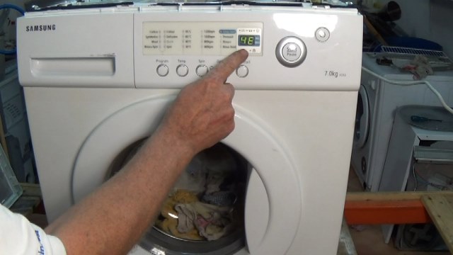 Máy giặt electrolux đang làm việc nhưng báo lỗi và không hoạt động