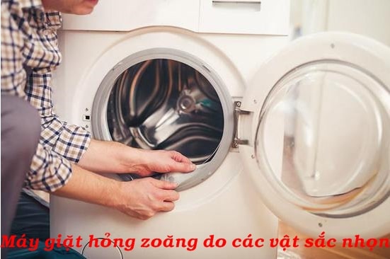 Máy giặt bị hỏng zoăng, thủng zoăng làm rò nước ra ngoài