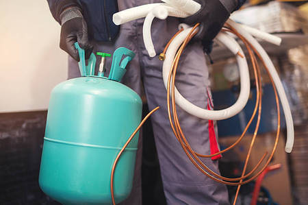Thợ bơm gas điều hòa cho chung cư tòa NO2
